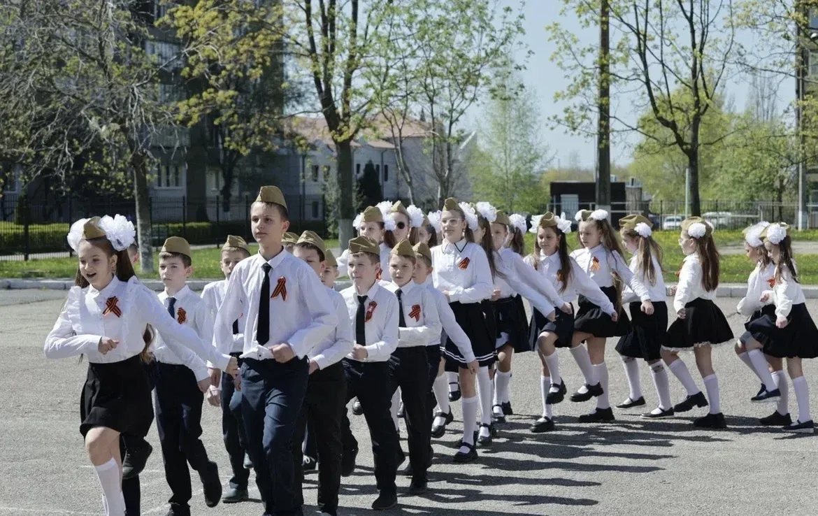 СМОТР СТРОЯ И ПЕСНИ🇷🇺  Сегодня школьный плац превратился в настоящий полигон мужества и дисциплины. 