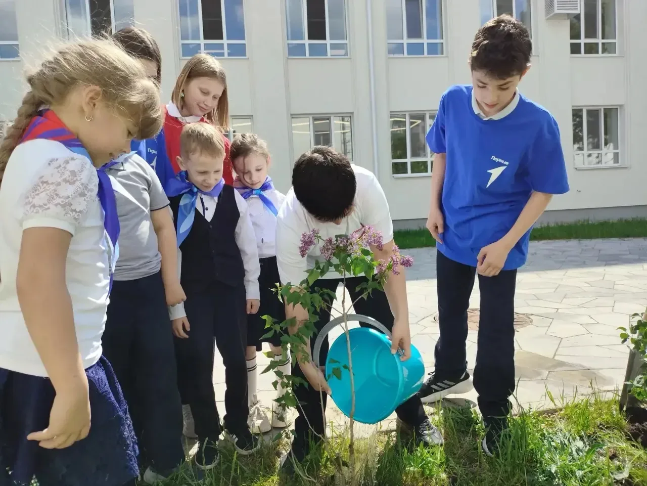 🌸 «Сад Памяти»: сирень в честь героя Сергея Панченко  Сегодня МБОУ «Гимназия №5» приняла участие в м