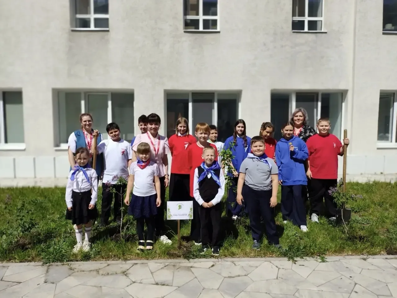 🌸 «Сад Памяти»: сирень в честь героя Сергея Панченко  Сегодня МБОУ «Гимназия №5» приняла участие в м