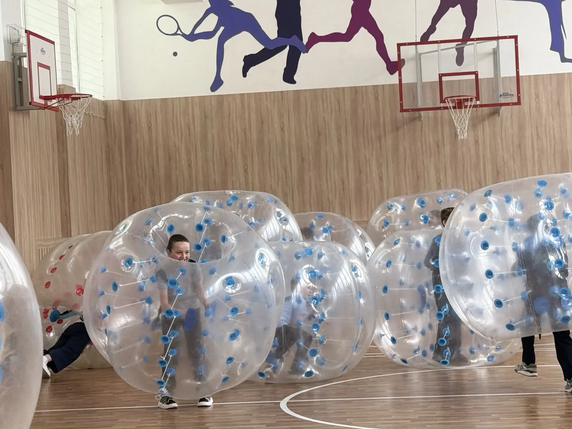 🤼‍♂️ Бампербол-баттл: веселье, столкновения и море смеха!  Сегодня в спортивном зале нашей гимназии 