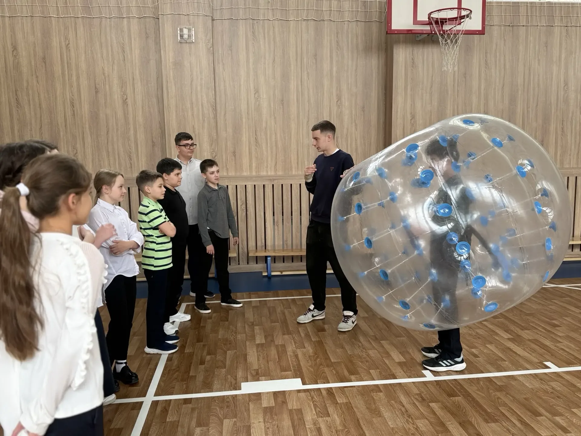 🤼‍♂️ Бампербол-баттл: веселье, столкновения и море смеха!  Сегодня в спортивном зале нашей гимназии 