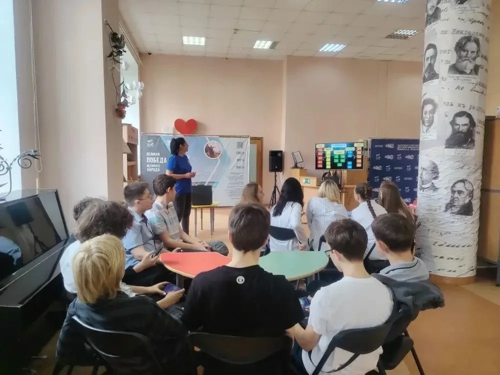 🧠 Интеллектуальный вызов для 8 «А»: играем ГОЛовой!  Ученики 8 «А» класса  совместно с социальным пе