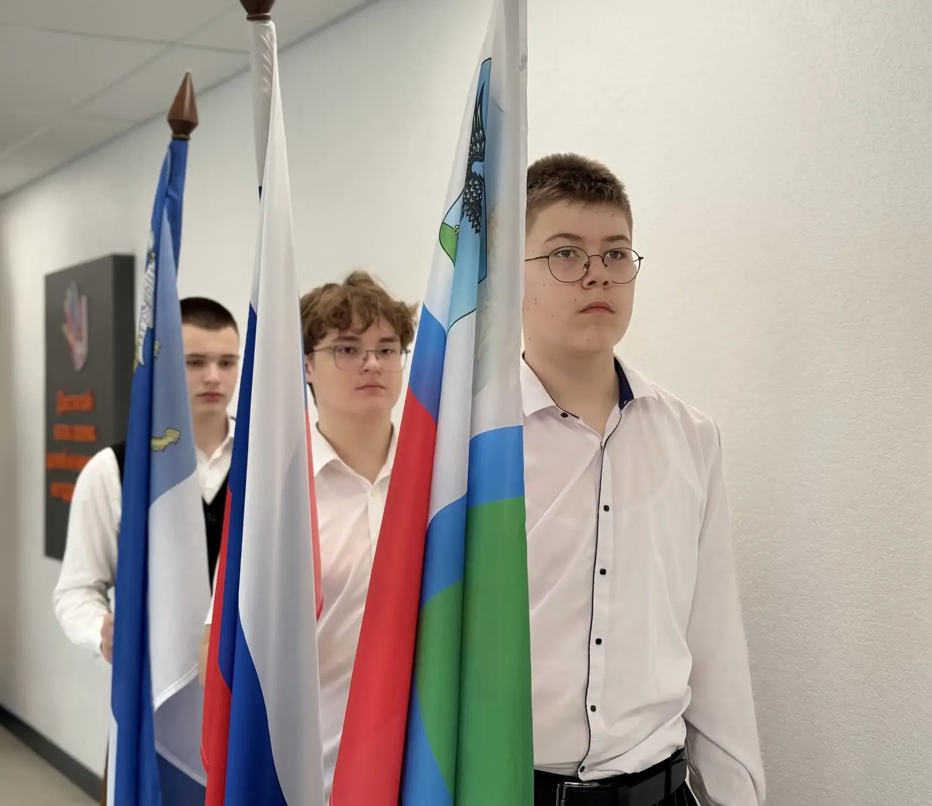 🇷🇺 Сегодня в нашей гимназии состоялась традиционная утренняя линейка с выносом Государственного флаг