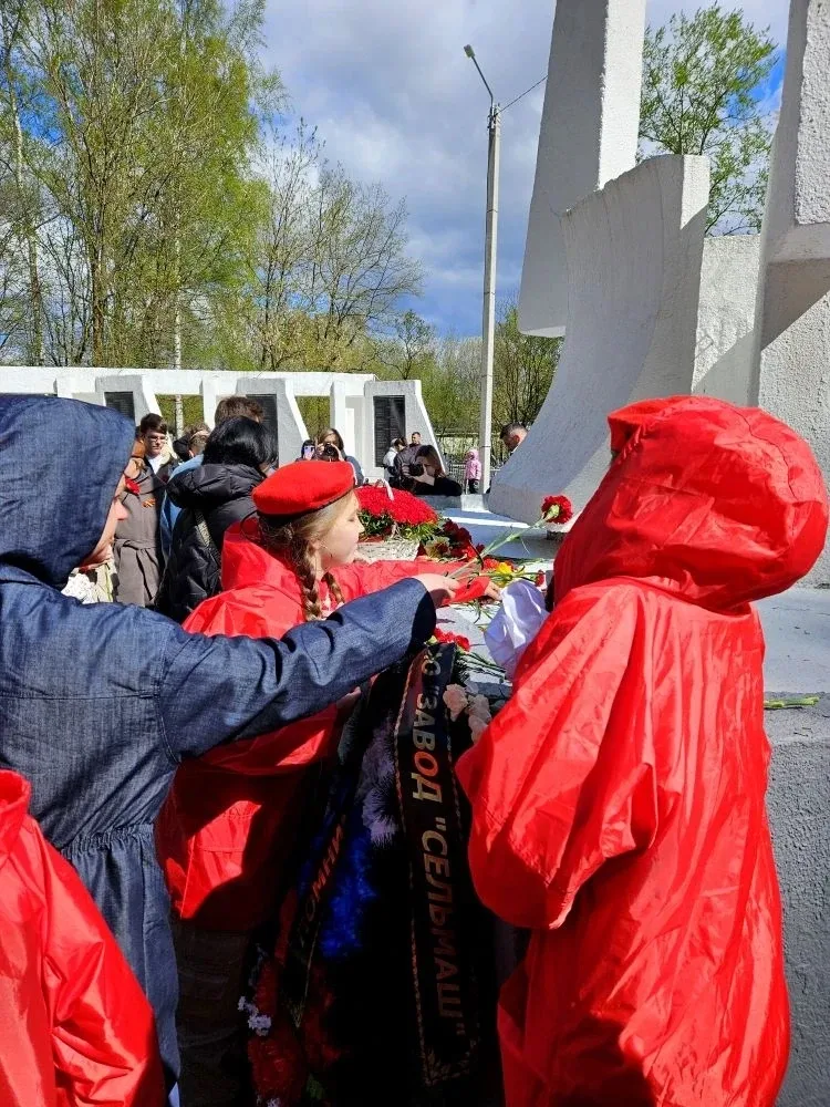 Память сильнее времени: юнармейцы почтили подвиг героев 🎖🇷🇺  9 мая в Кирове, в мемориальной зоне Мез