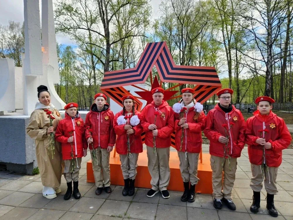 Память сильнее времени: юнармейцы почтили подвиг героев 🎖🇷🇺  9 мая в Кирове, в мемориальной зоне Мез