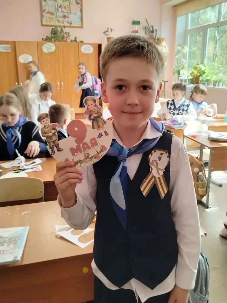 Маленькие герои большой памяти: во 2 "В" классе прошла акция «Помнить» 📖🕯️  В нашей №34 школе прошла