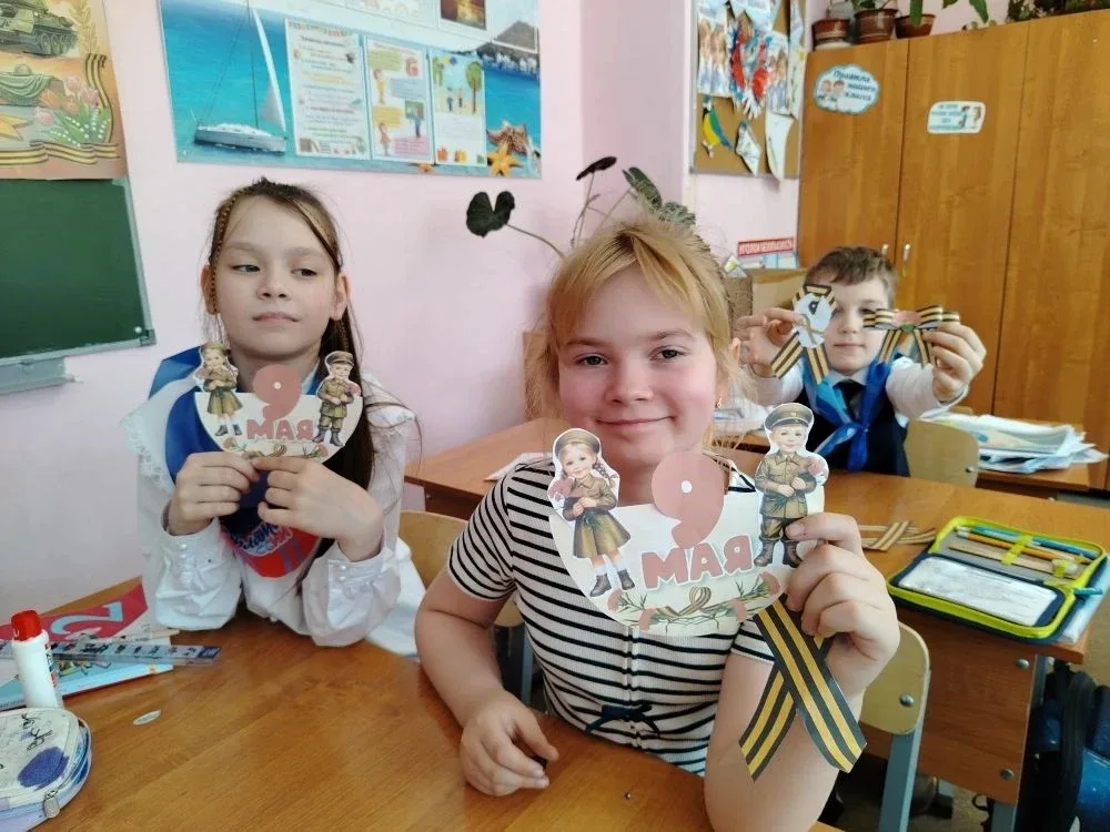 Маленькие герои большой памяти: во 2 "В" классе прошла акция «Помнить» 📖🕯️  В нашей №34 школе прошла