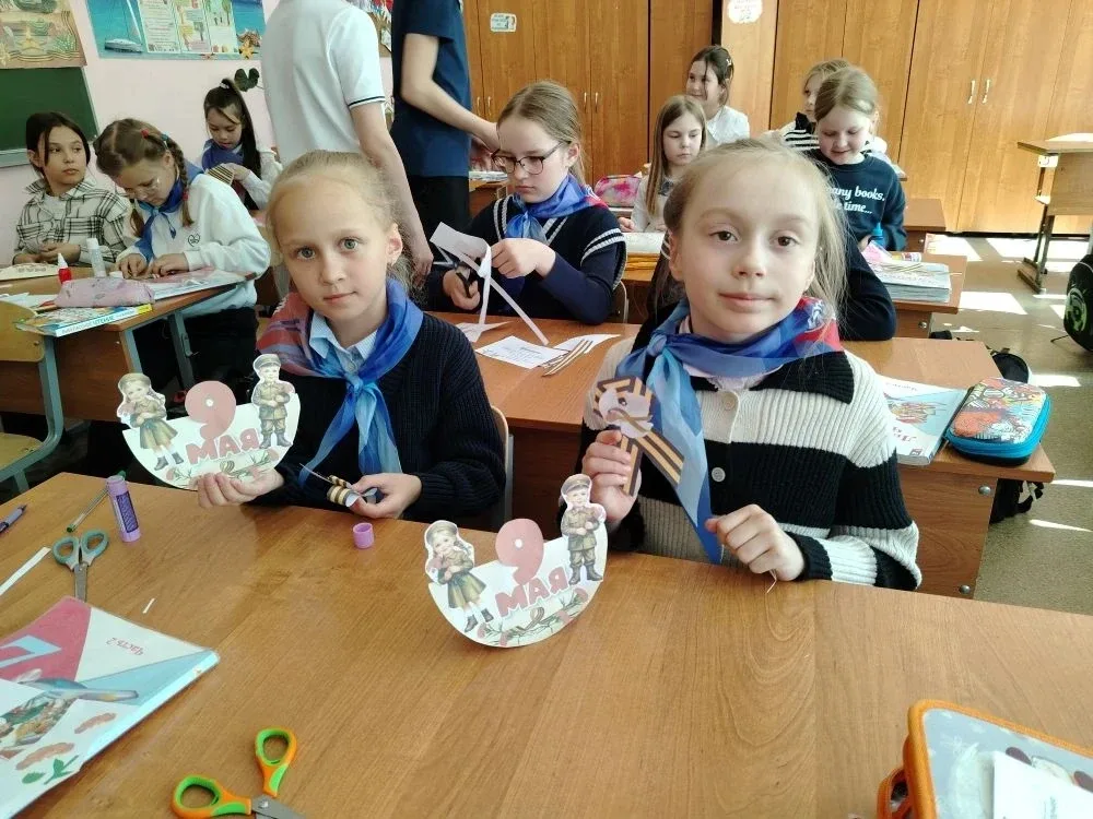 Маленькие герои большой памяти: во 2 "В" классе прошла акция «Помнить» 📖🕯️  В нашей №34 школе прошла