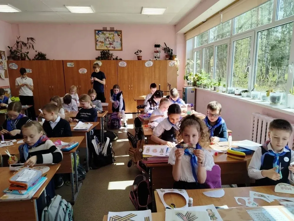 Маленькие герои большой памяти: во 2 "В" классе прошла акция «Помнить» 📖🕯️  В нашей №34 школе прошла