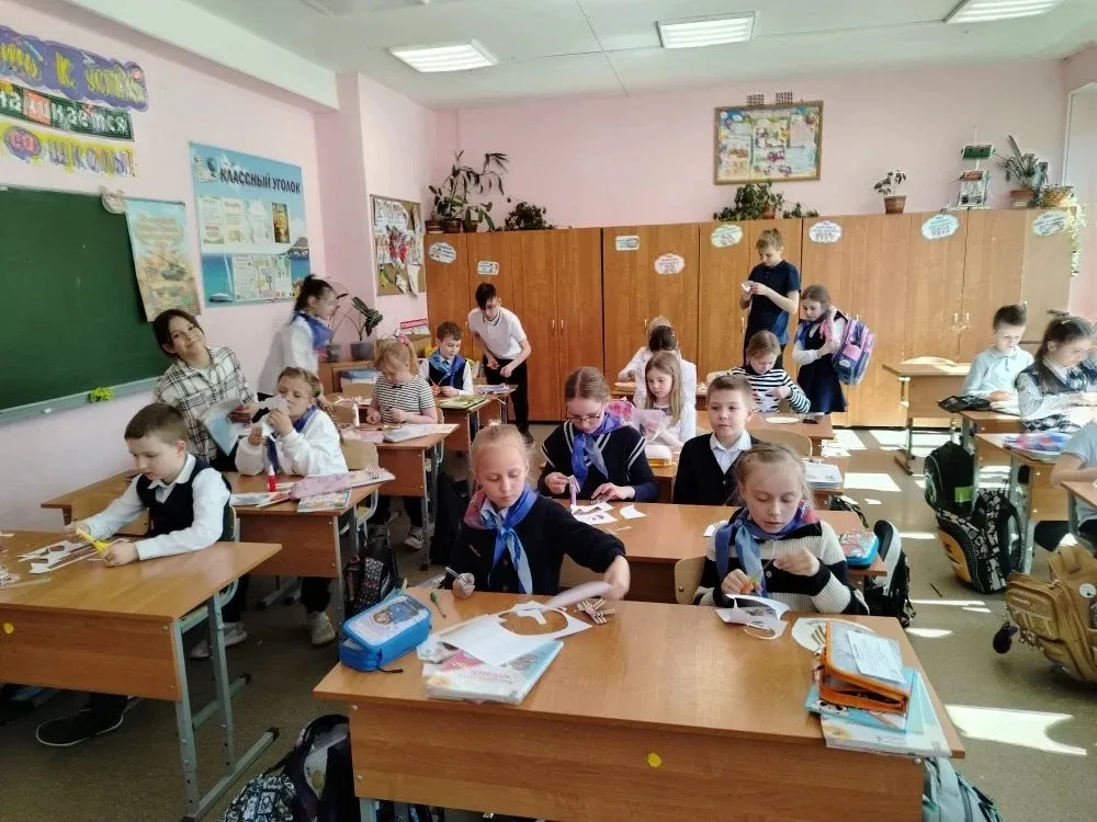 Маленькие герои большой памяти: во 2 "В" классе прошла акция «Помнить» 📖🕯️  В нашей №34 школе прошла