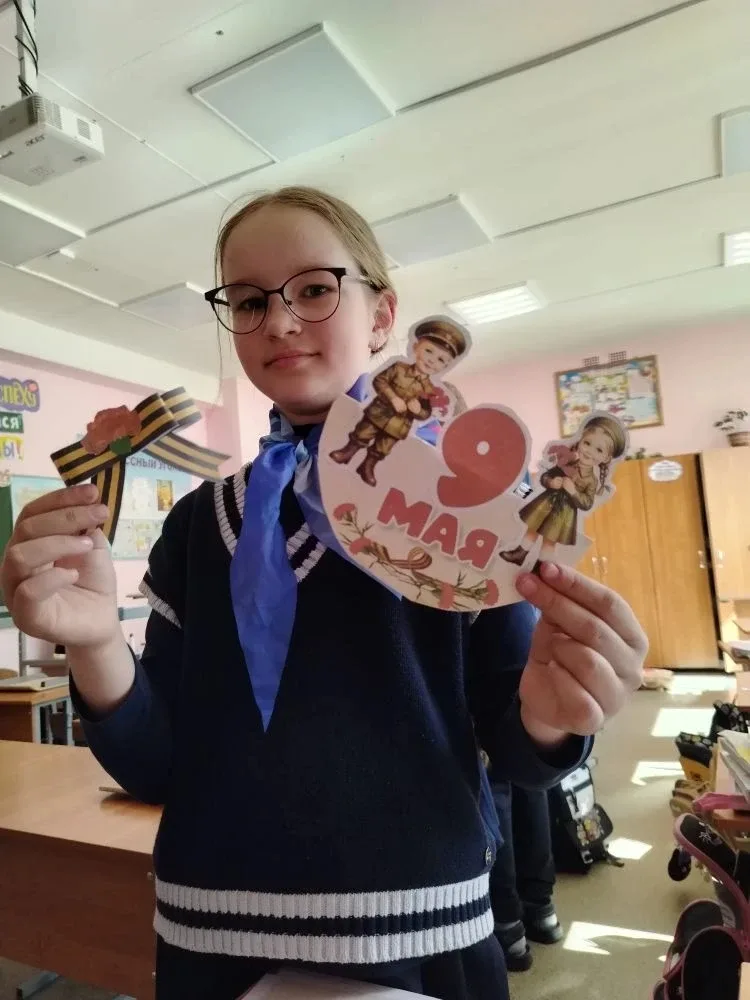 Маленькие герои большой памяти: во 2 "В" классе прошла акция «Помнить» 📖🕯️  В нашей №34 школе прошла
