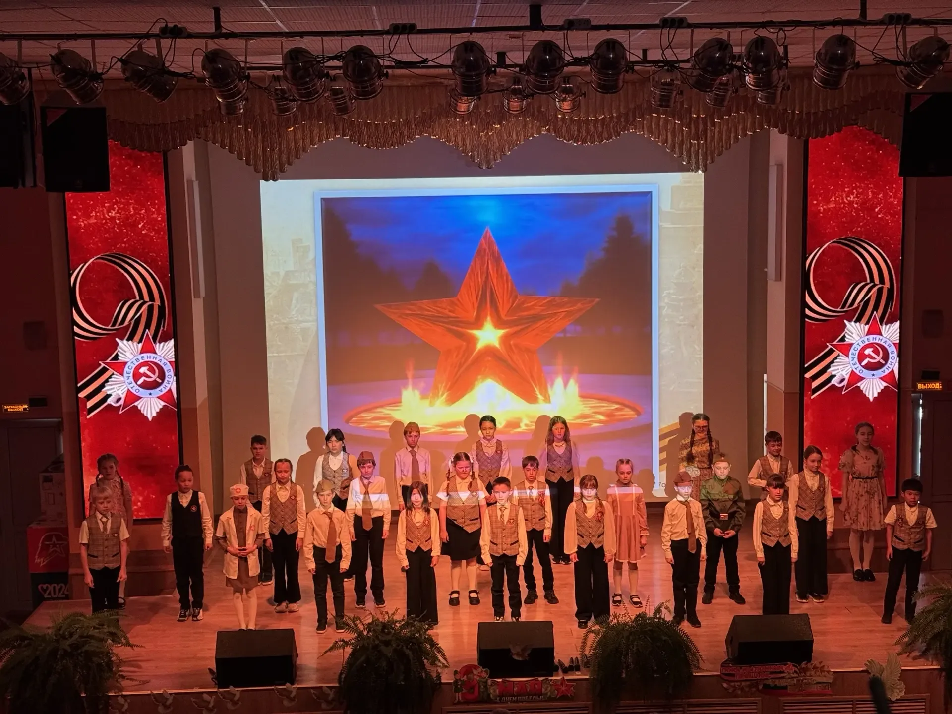 Праздничный концерт ко Дню Победы 🏵️  🎊 Праздничный концерт ко Дню Победы в МАОУ СОШ №6 г. Южно-Саха