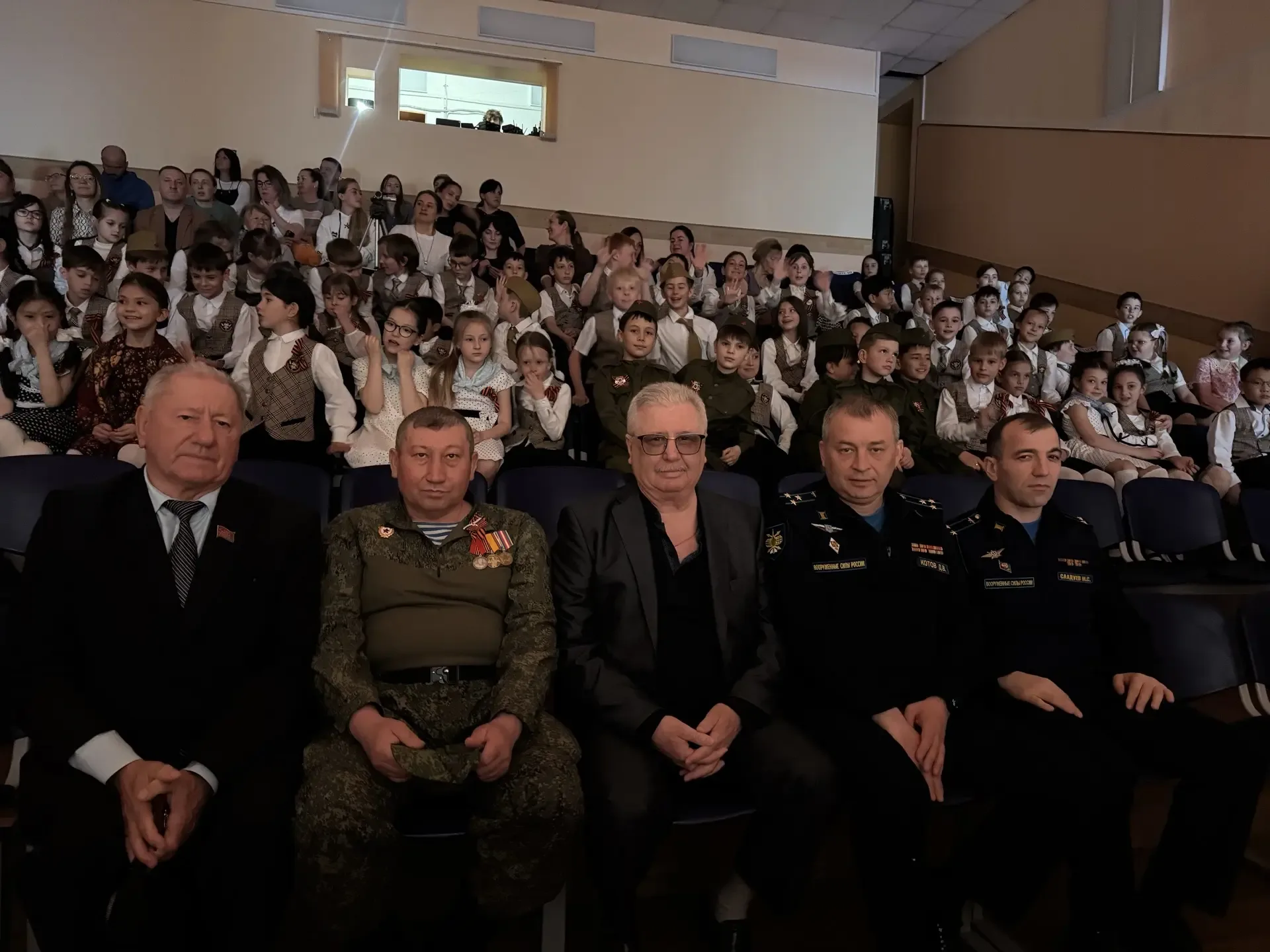 Праздничный концерт ко Дню Победы 🏵️  🎊 Праздничный концерт ко Дню Победы в МАОУ СОШ №6 г. Южно-Саха