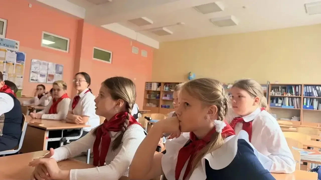 📢Сегодня, 19 мая, в День пионерии, в 4 «А» классе прошёл классный час «Будь готов!»🎉  🫡Вместе с сове