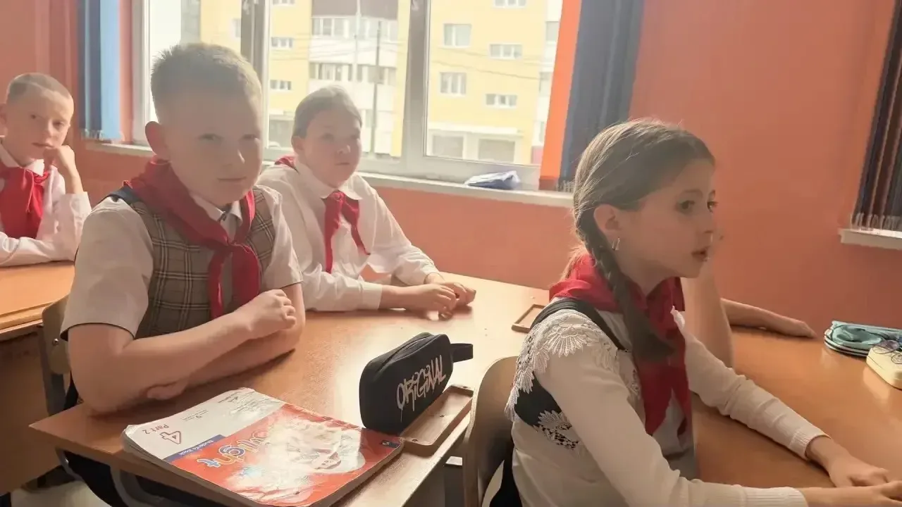 📢Сегодня, 19 мая, в День пионерии, в 4 «А» классе прошёл классный час «Будь готов!»🎉  🫡Вместе с сове