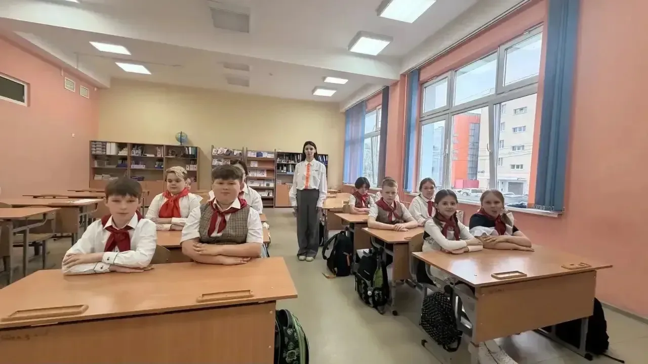 📢Сегодня, 19 мая, в День пионерии, в 4 «А» классе прошёл классный час «Будь готов!»🎉  🫡Вместе с сове
