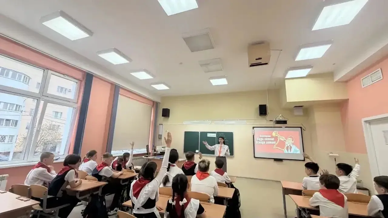 📢Сегодня, 19 мая, в День пионерии, в 4 «А» классе прошёл классный час «Будь готов!»🎉  🫡Вместе с сове