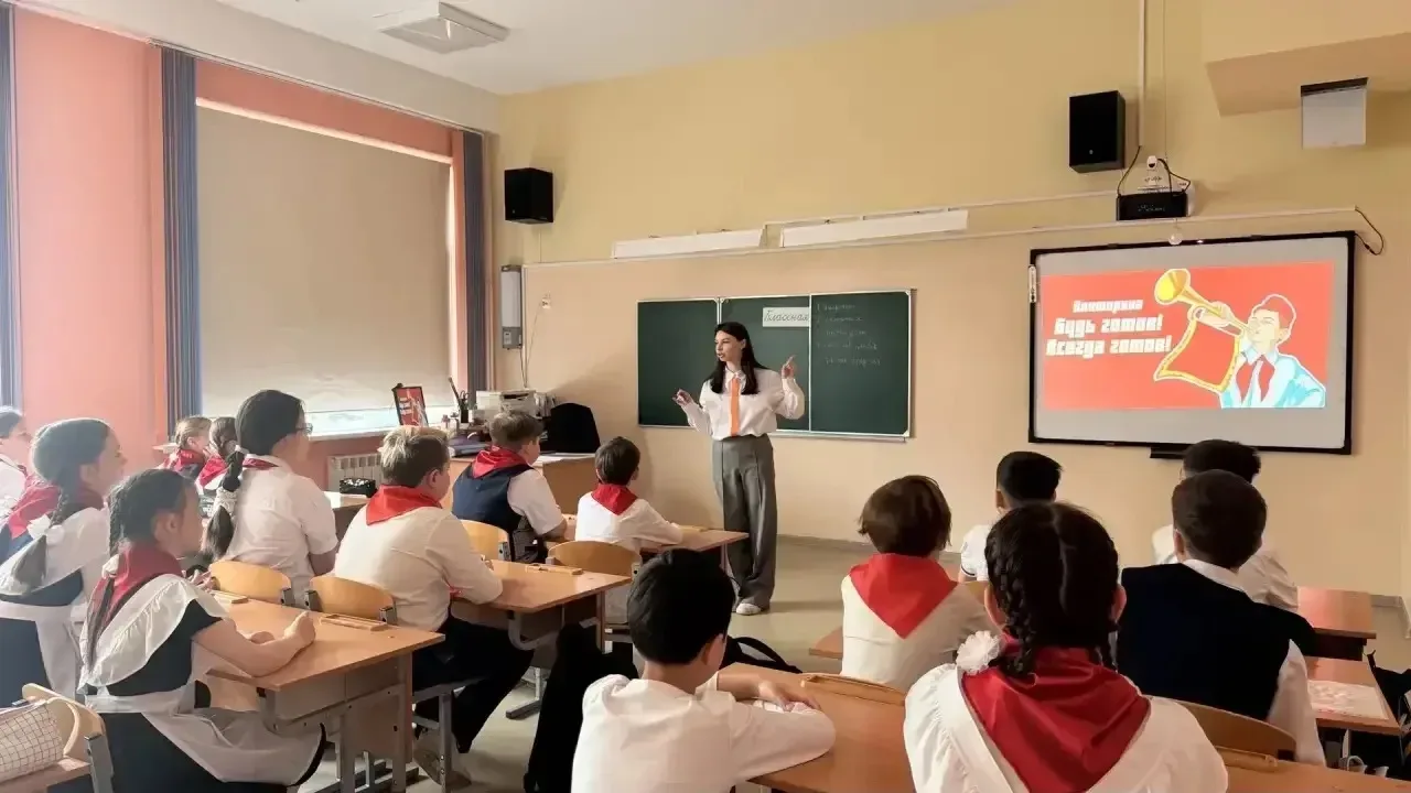📢Сегодня, 19 мая, в День пионерии, в 4 «А» классе прошёл классный час «Будь готов!»🎉  🫡Вместе с сове