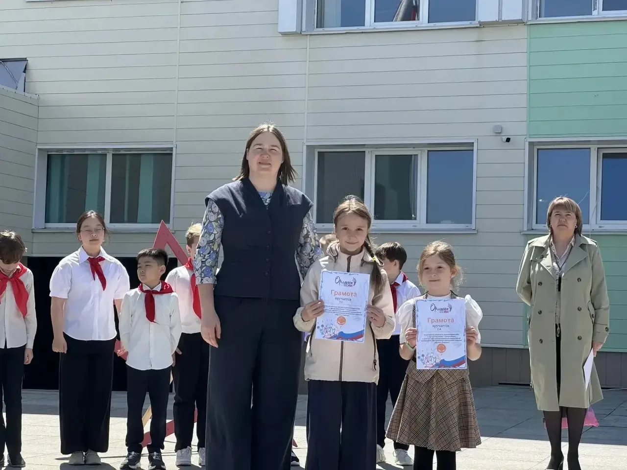 🪽Орлята расправляют крылья   🫡В честь этого важного события для начальной школы прошли торжественные