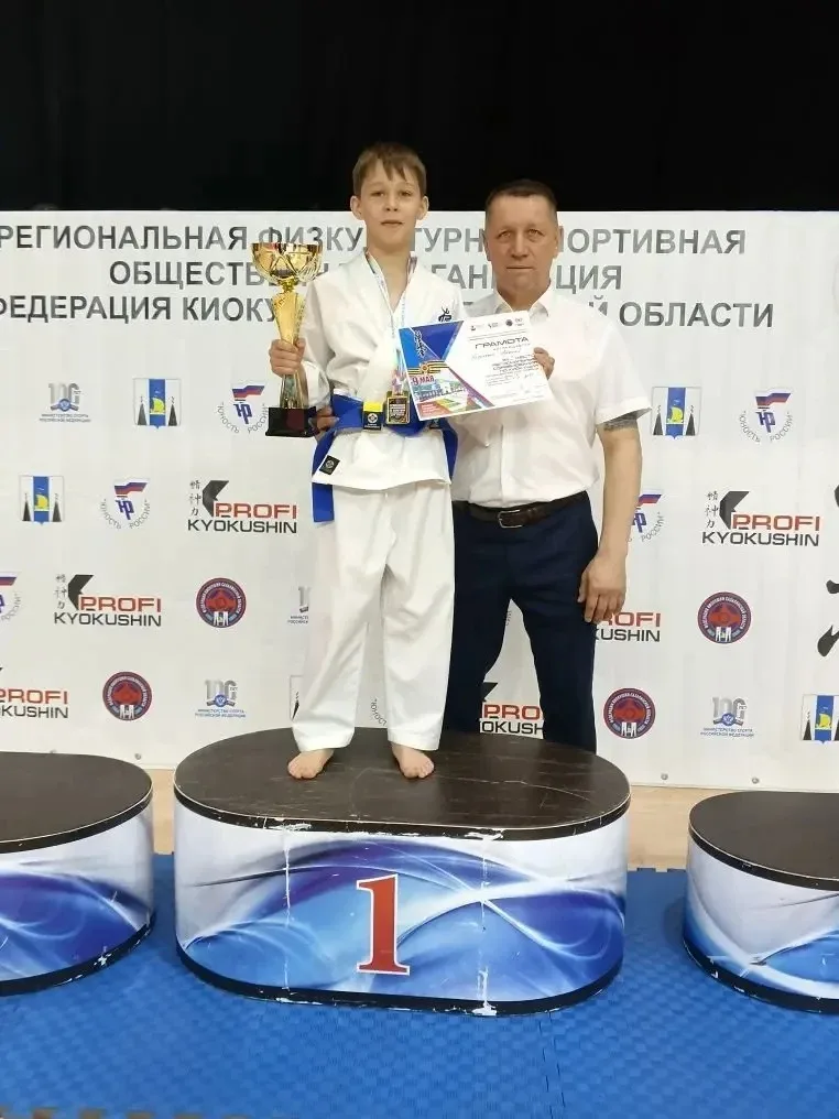 Соревнования по киокусинкай среди детей провели в Сахалинской области в честь Дня Победы  Более 200 