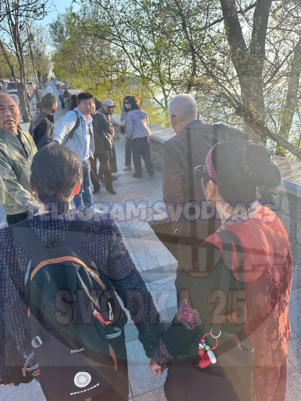 ЧП во Владивостоке: китайский турист чуть не стал жертвой провала на Набережной!  Во время прогулки 