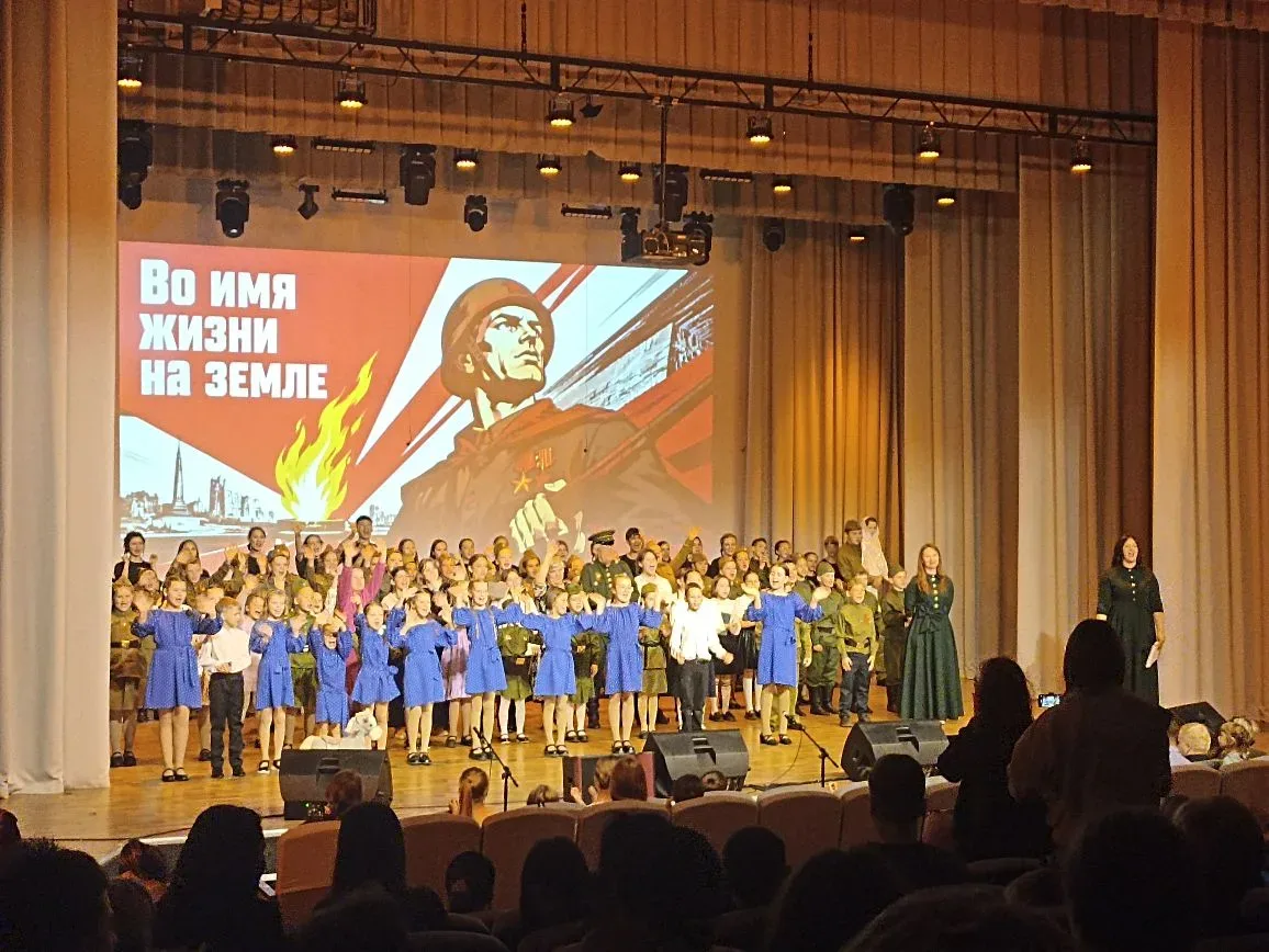 Сегодня наши ученики 9–10 классов побывали на театрализованном концерте «Во имя жизни на Земле» в ДК