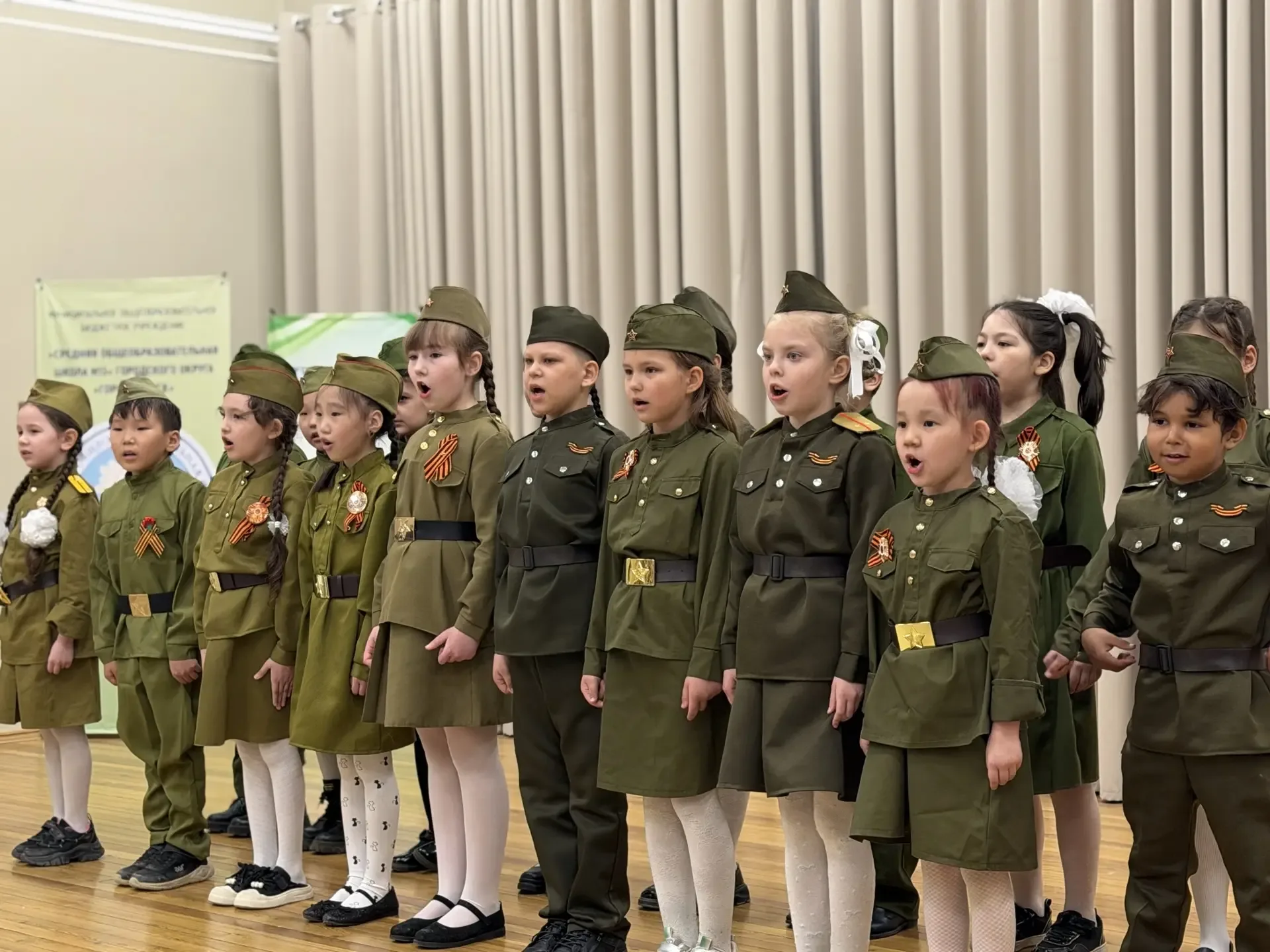 🎉 7 мая в МОБУ СОШ №13 прошёл общешкольный конкурс хоровых песен «Песни, опалённые войной», приуроче