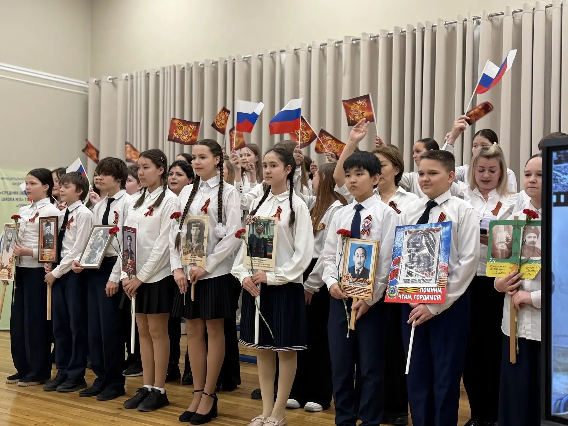 🎉 7 мая в МОБУ СОШ №13 прошёл общешкольный конкурс хоровых песен «Песни, опалённые войной», приуроче