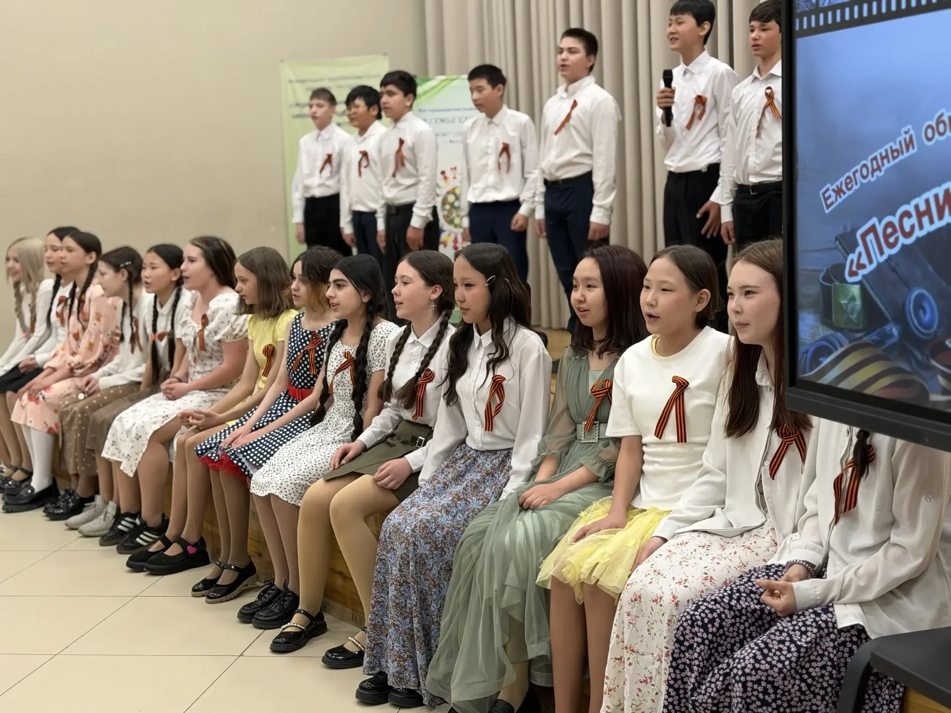 🎉 7 мая в МОБУ СОШ №13 прошёл общешкольный конкурс хоровых песен «Песни, опалённые войной», приуроче