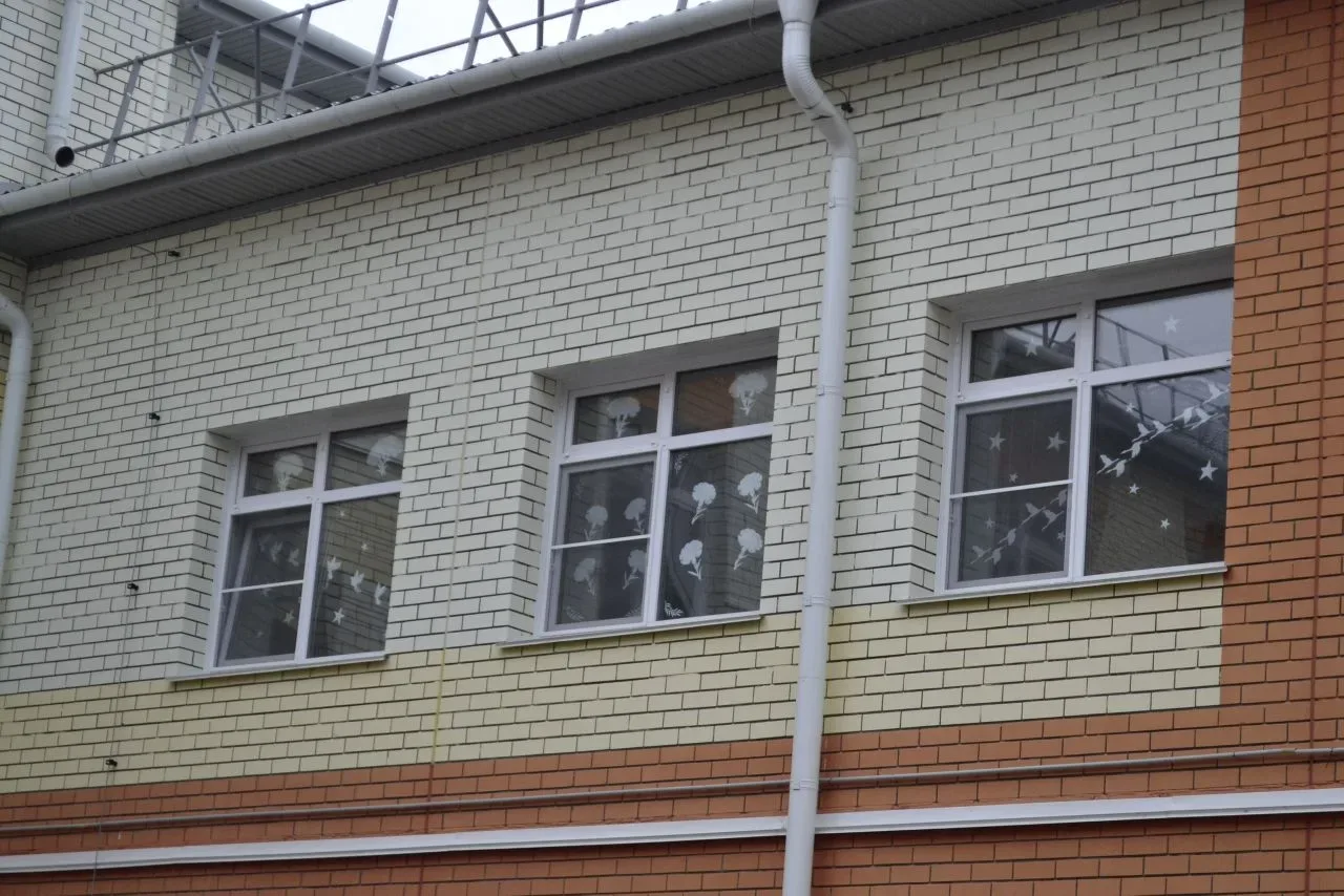🕊🎗 35 окон Победы: школа помнит и благодарит  С 30 апреля по 8 мая в МБОУ "СОШ № 15 " проходила Всер