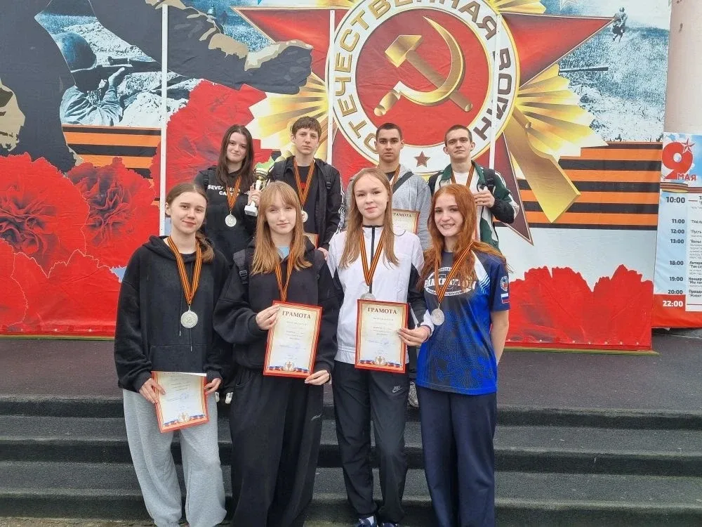 Учащиеся МБОУ "СОШ 15" в составе команды, включающей Маношкину Майю, Танцуру Софью, Загайнову Екатер