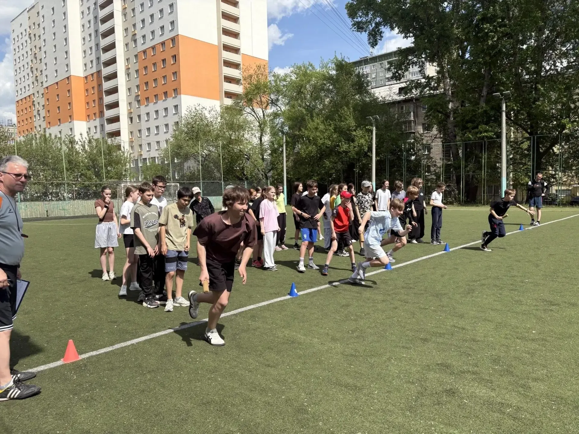 Спортивные эстафеты среди 6-х классов: сила, ловкость и командный дух В пятницу, 15 мая в  школе про