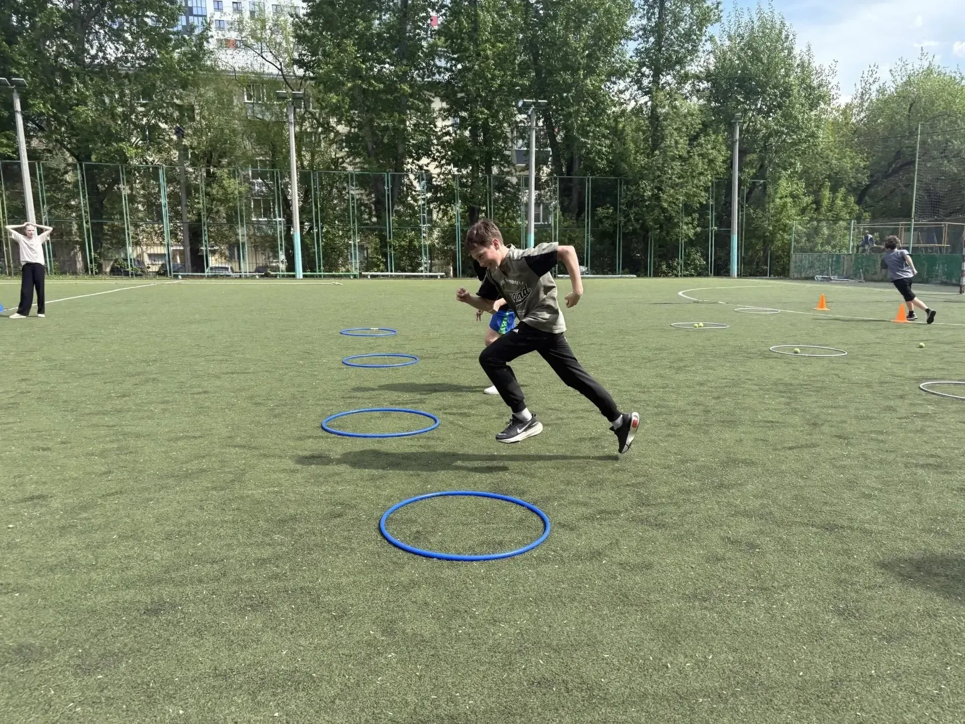 Спортивные эстафеты среди 6-х классов: сила, ловкость и командный дух В пятницу, 15 мая в  школе про