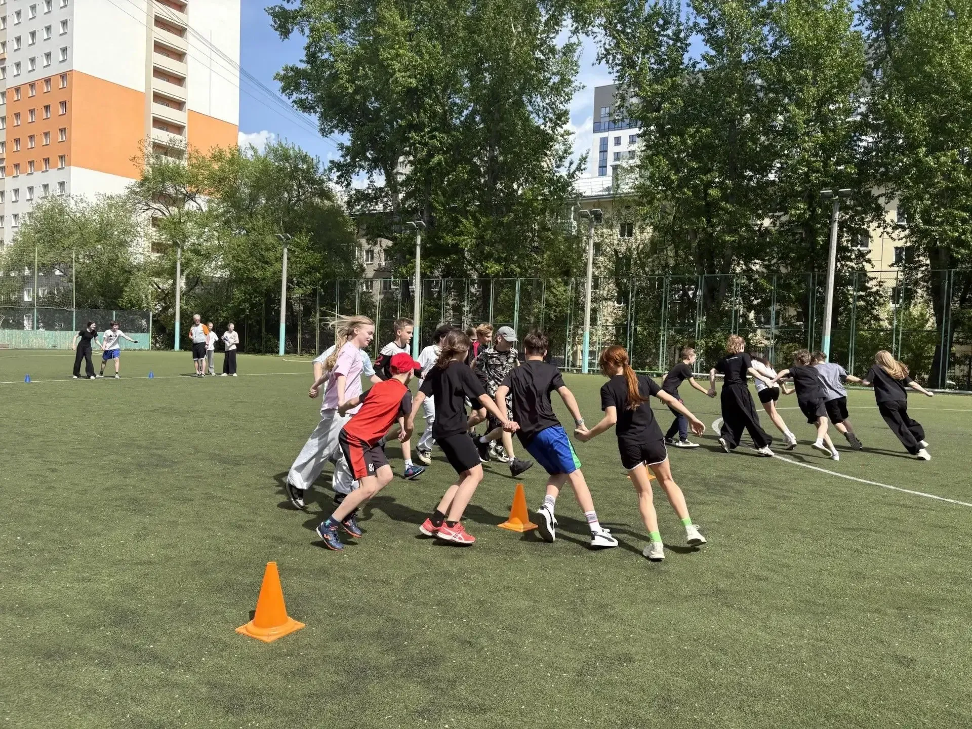 Спортивные эстафеты среди 6-х классов: сила, ловкость и командный дух В пятницу, 15 мая в  школе про
