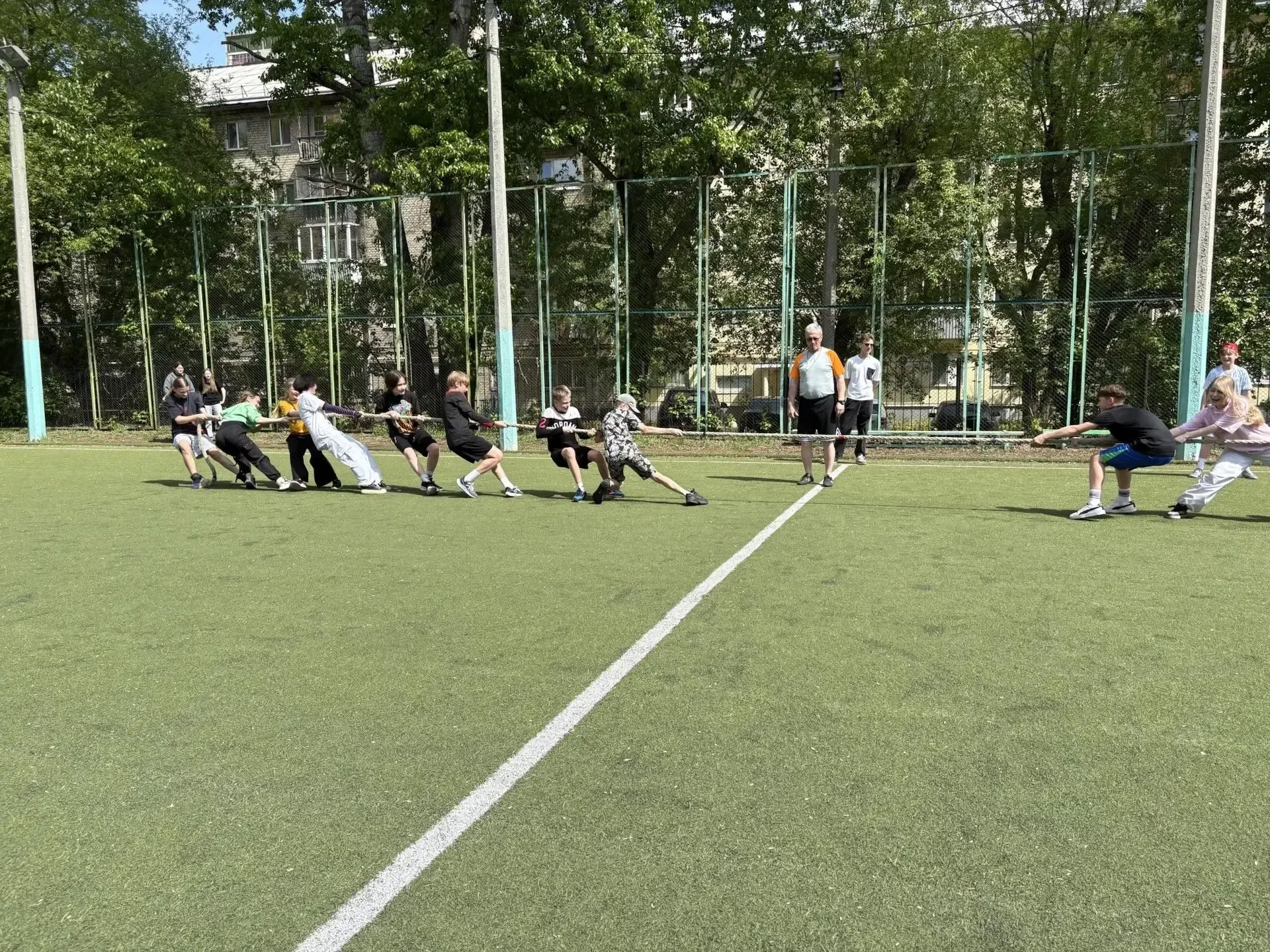 Спортивные эстафеты среди 6-х классов: сила, ловкость и командный дух В пятницу, 15 мая в  школе про