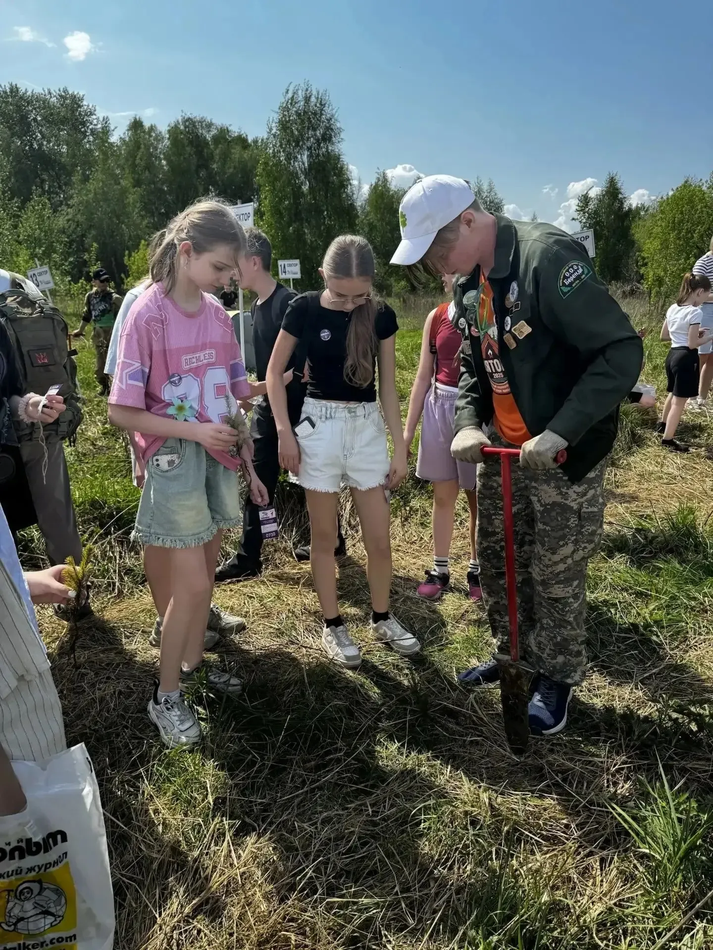17 мая в Шарташском лесопарке развернулась масштабная экологическая акция «Леса Первых. Деревья друж