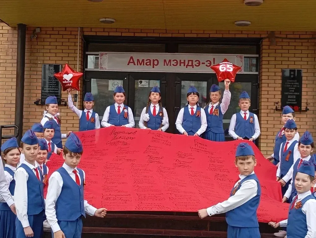 🌟 Память, которая не угаснет: ученики школы №65 создали "Знамя Памяти"🌟  На красном полотнище, симво