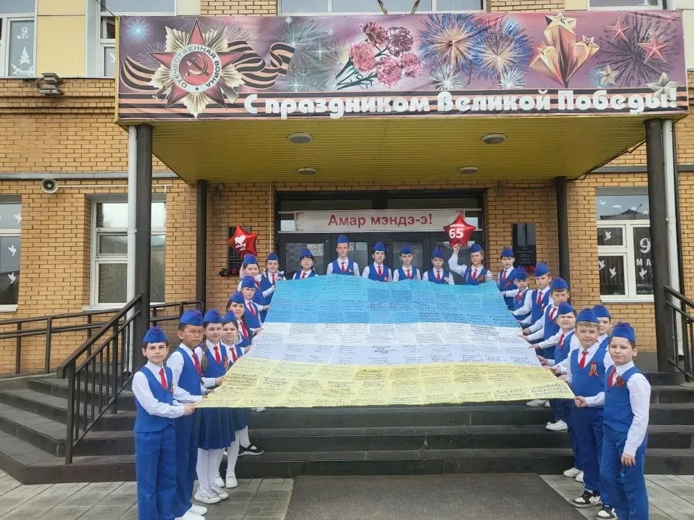 🌟 Память, которая не угаснет: ученики школы №65 создали "Знамя Памяти"🌟  На красном полотнище, симво