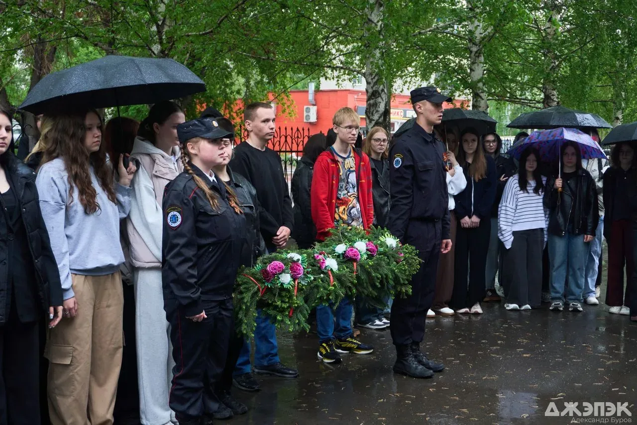 ✨ В колледже прошла торжественная церемония возложения цветов в честь 81-й годовщины Победы в Велико