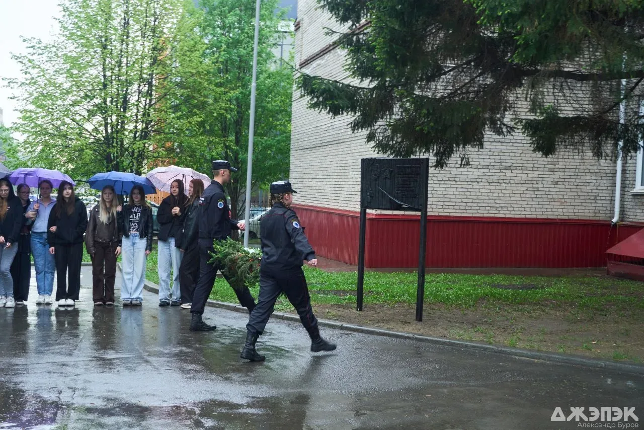 ✨ В колледже прошла торжественная церемония возложения цветов в честь 81-й годовщины Победы в Велико