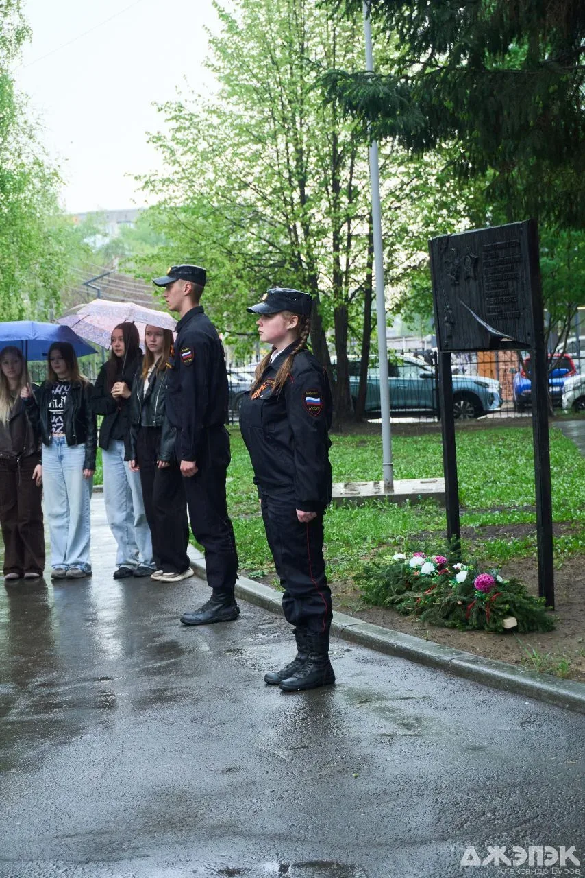 ✨ В колледже прошла торжественная церемония возложения цветов в честь 81-й годовщины Победы в Велико