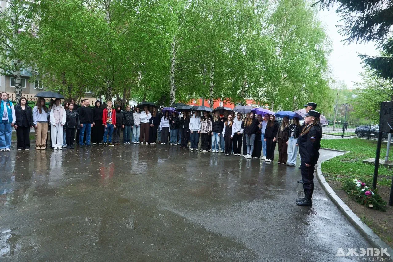 ✨ В колледже прошла торжественная церемония возложения цветов в честь 81-й годовщины Победы в Велико