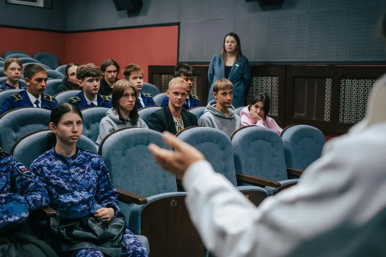 ⚡ Студенты колледжа посетили показ документального фильма.  На площадке кинотеатра «Премьера» состоя