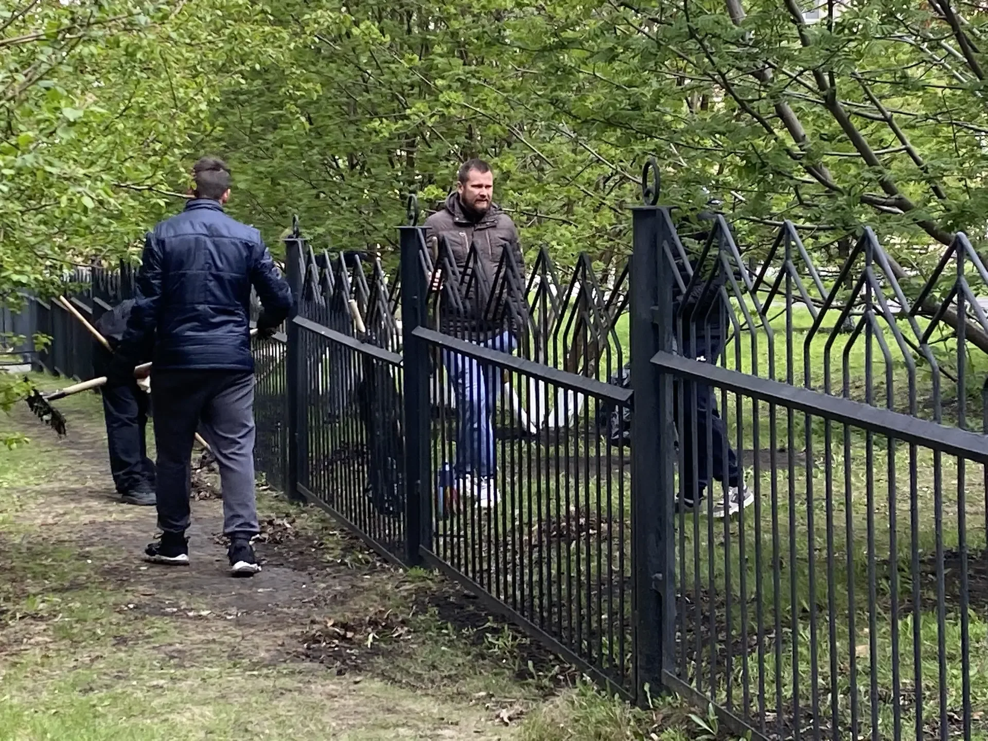 🌾 Трудовой практикум на пришкольном участке: десятиклассники преображают школьный двор! 📌В течение н