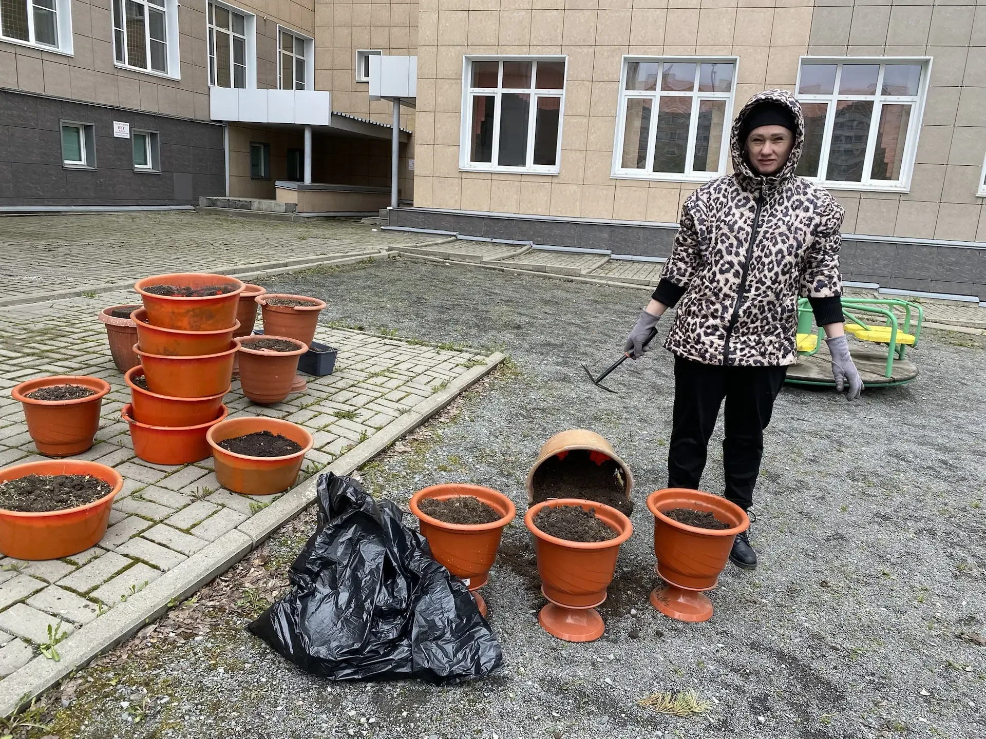 🌾 Трудовой практикум на пришкольном участке: десятиклассники преображают школьный двор! 📌В течение н