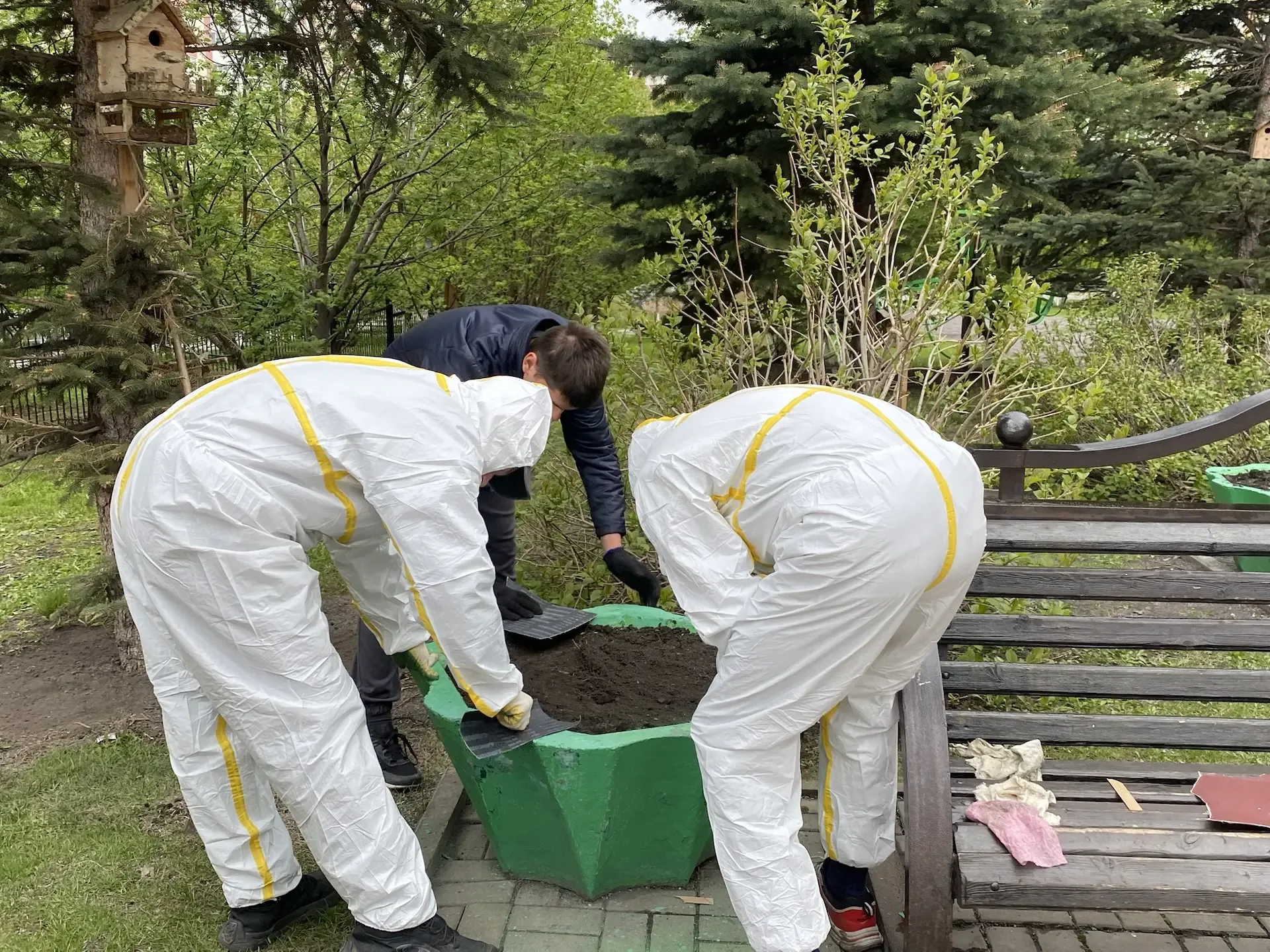 🌾 Трудовой практикум на пришкольном участке: десятиклассники преображают школьный двор! 📌В течение н