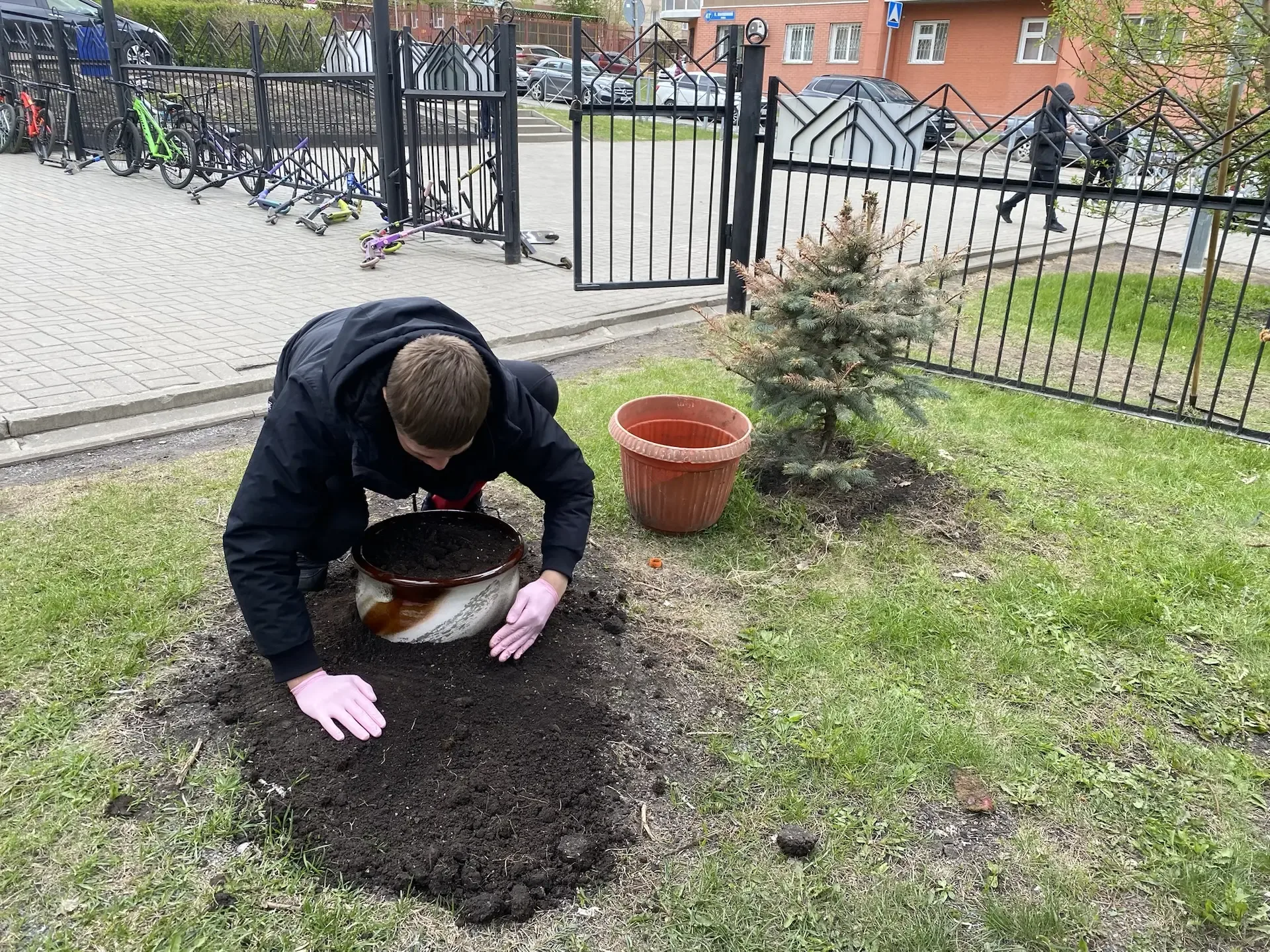 🌾 Трудовой практикум на пришкольном участке: десятиклассники преображают школьный двор! 📌В течение н
