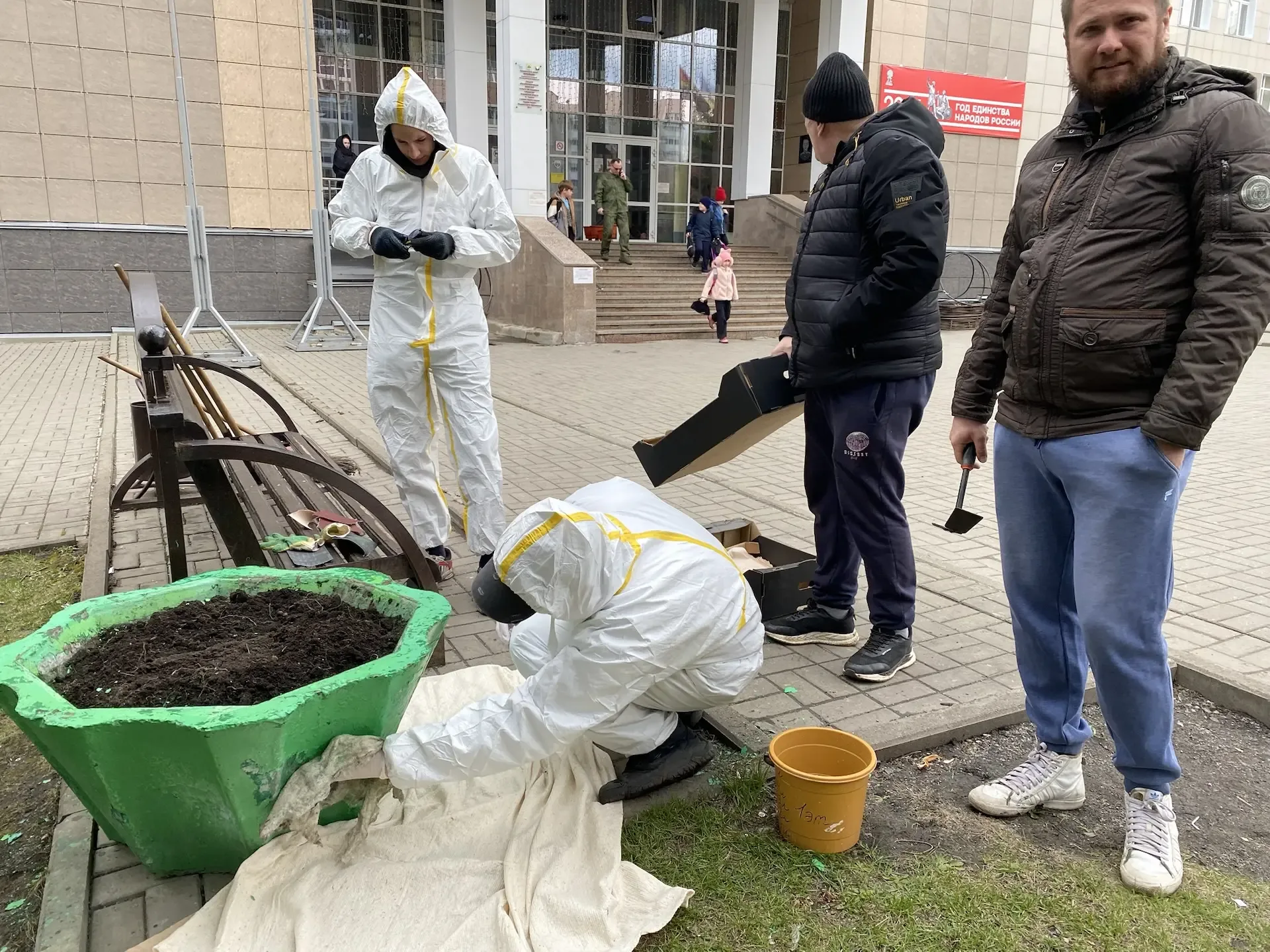 🌾 Трудовой практикум на пришкольном участке: десятиклассники преображают школьный двор! 📌В течение н