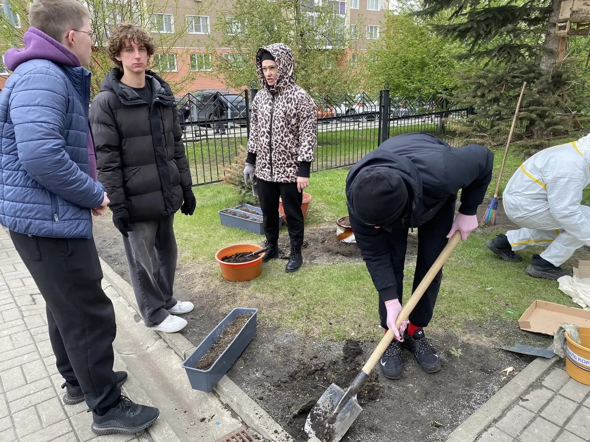 🌾 Трудовой практикум на пришкольном участке: десятиклассники преображают школьный двор! 📌В течение н
