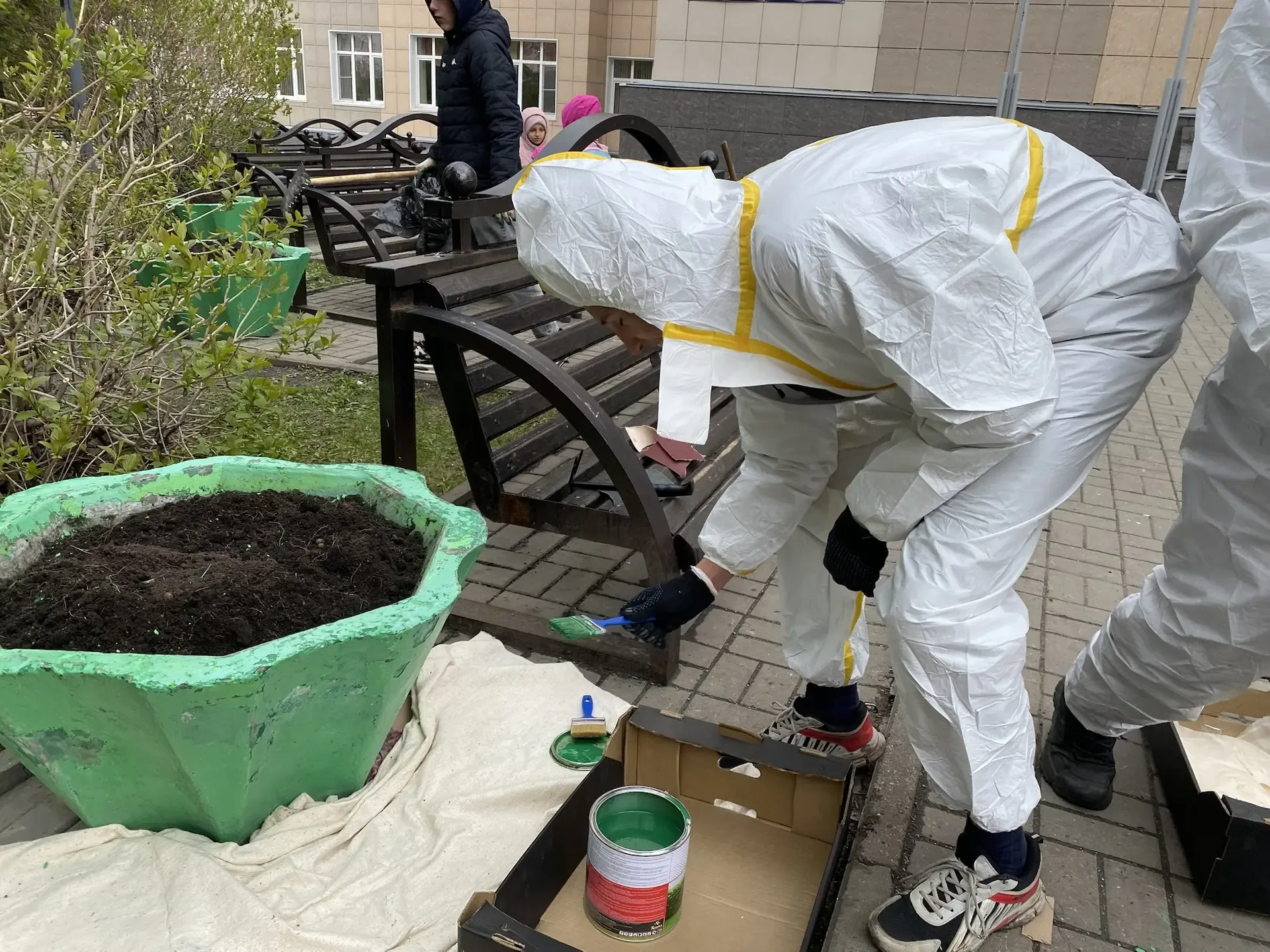 🌾 Трудовой практикум на пришкольном участке: десятиклассники преображают школьный двор! 📌В течение н